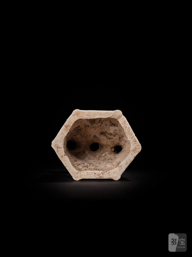 宋或較晚　定窯系白釉持蓮式童子燈 | A RARE DING-TYPE WHITE-GLAZED 'BOYS' OIL LAMP - 图3